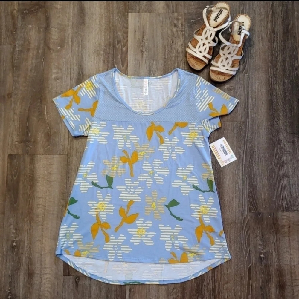 *NWT* LulaRoe Classic Tee